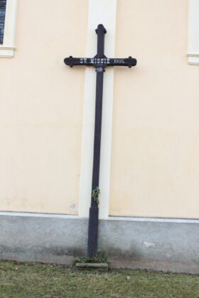 Kříž u kostela sv. Jana Nepomuckého