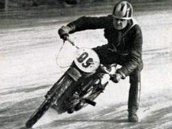 První motocyklový závod na ledové ploše v Čechách se uskutečnil na Propasti