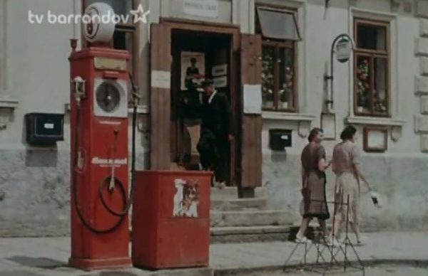 Záběr na severní část stříbrnoskalického náměstí ve filmu Dovolená s Andělem z roku 1952